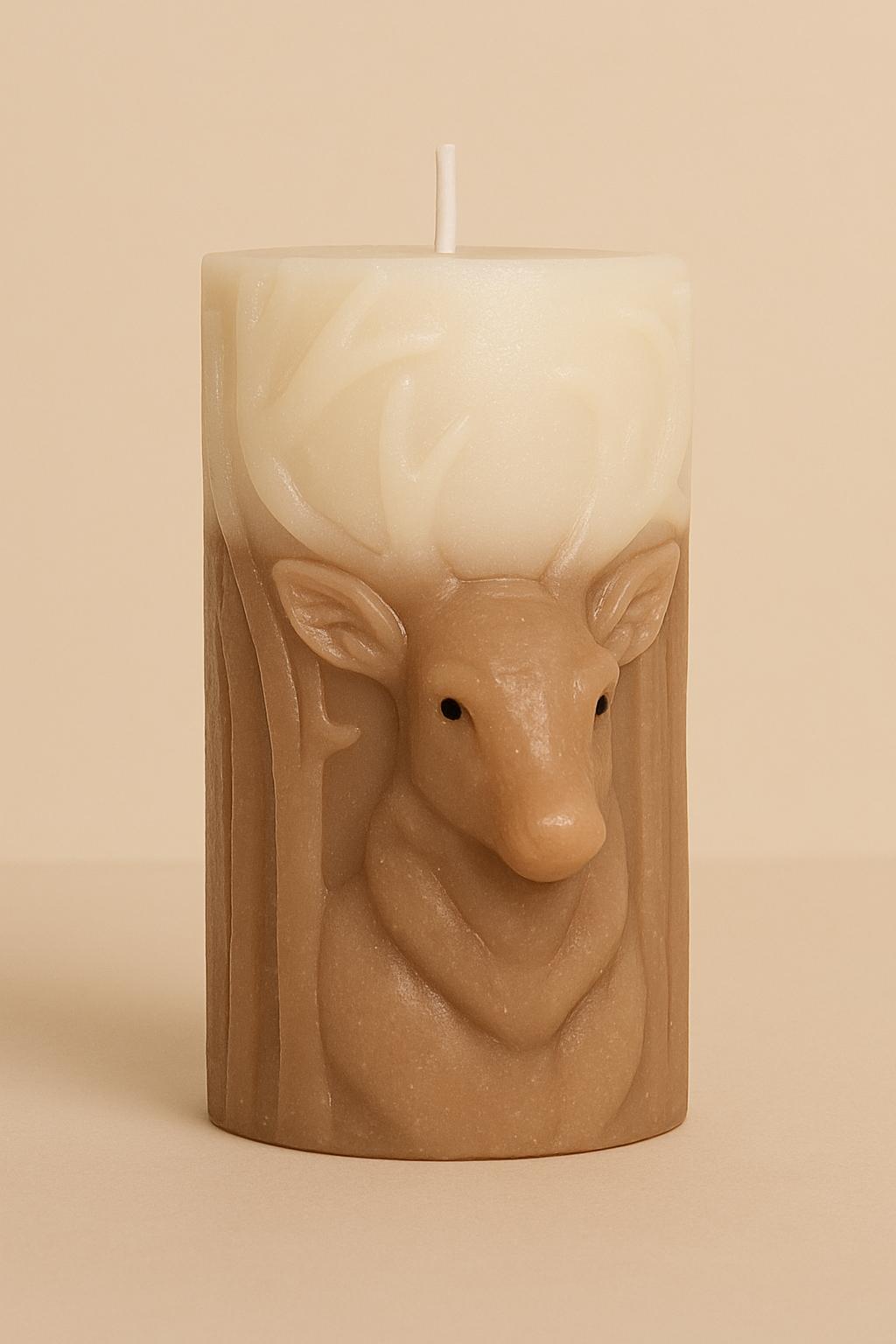 Winterliche Hirsch-Kerze – Handgegossen aus Bienenwachs