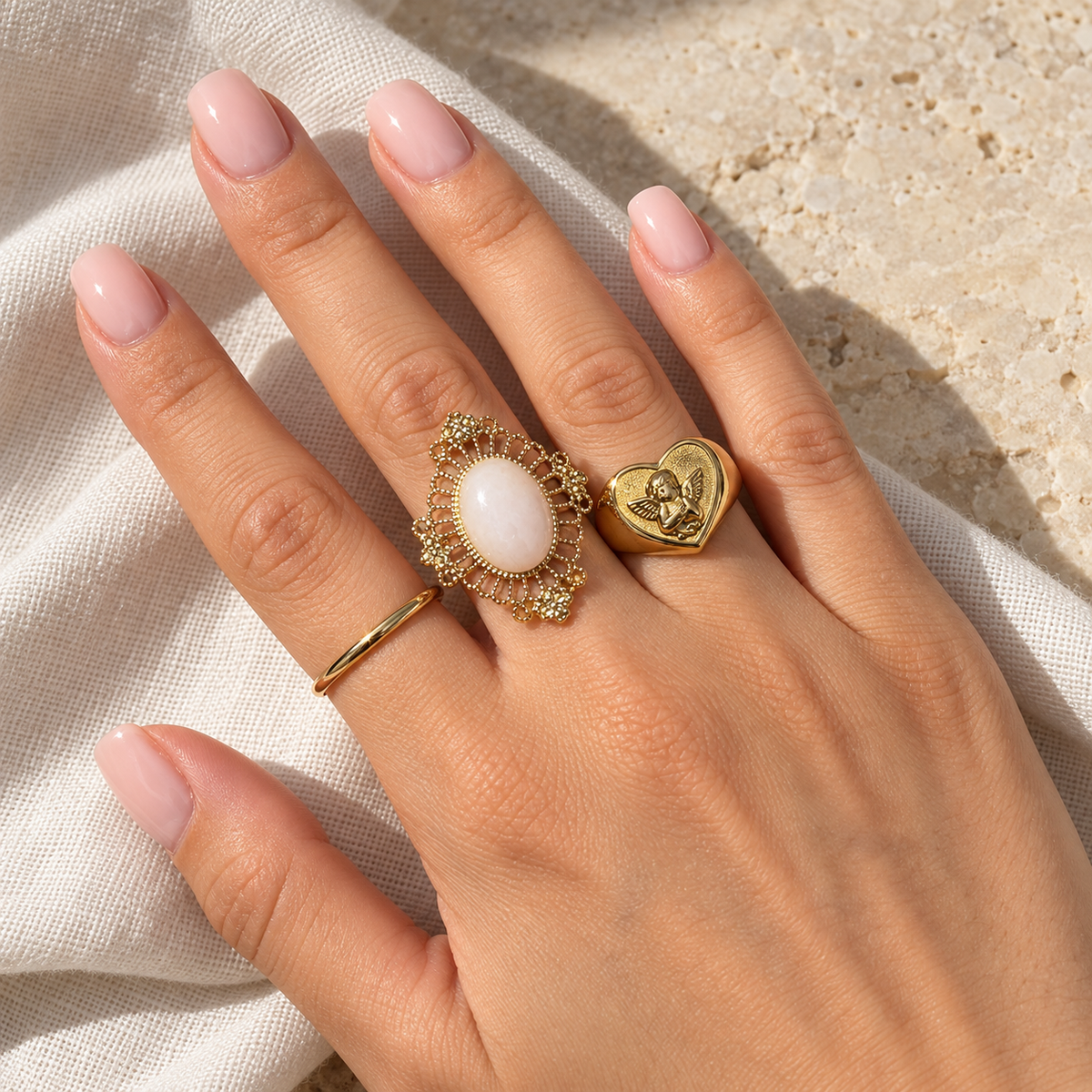 Vintage-Ring mit ovalem Schmuckstein – Goldfarben & Zartrosa