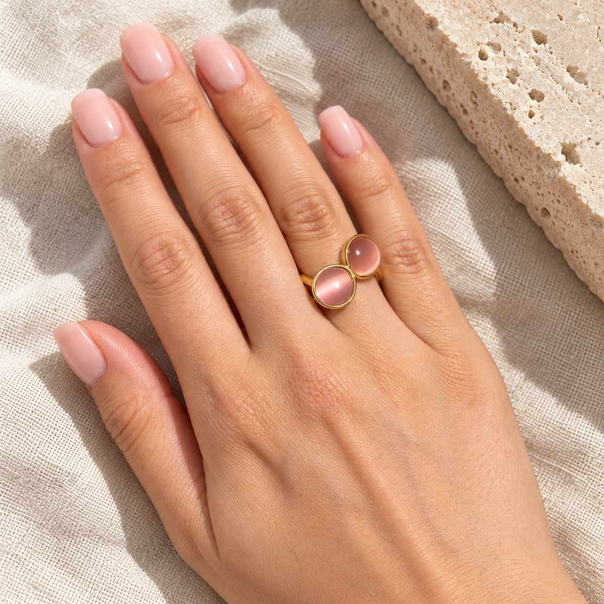 Ring mit zwei rosa Schmucksteinen – goldfarben