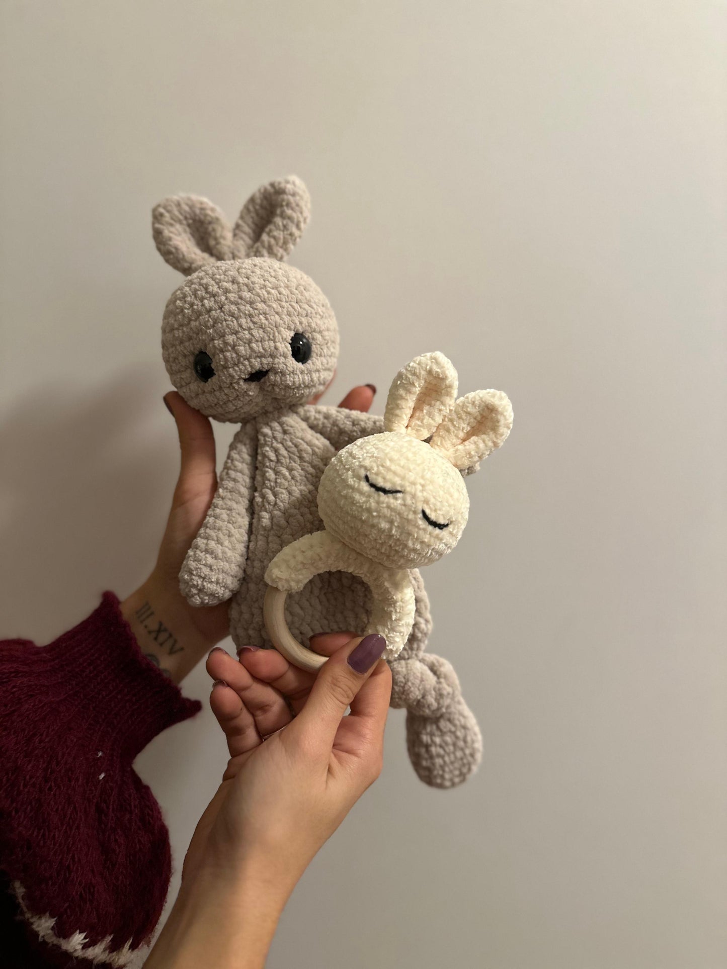 Handgemachtes Häschen-Set – Kuscheltier & Rassel