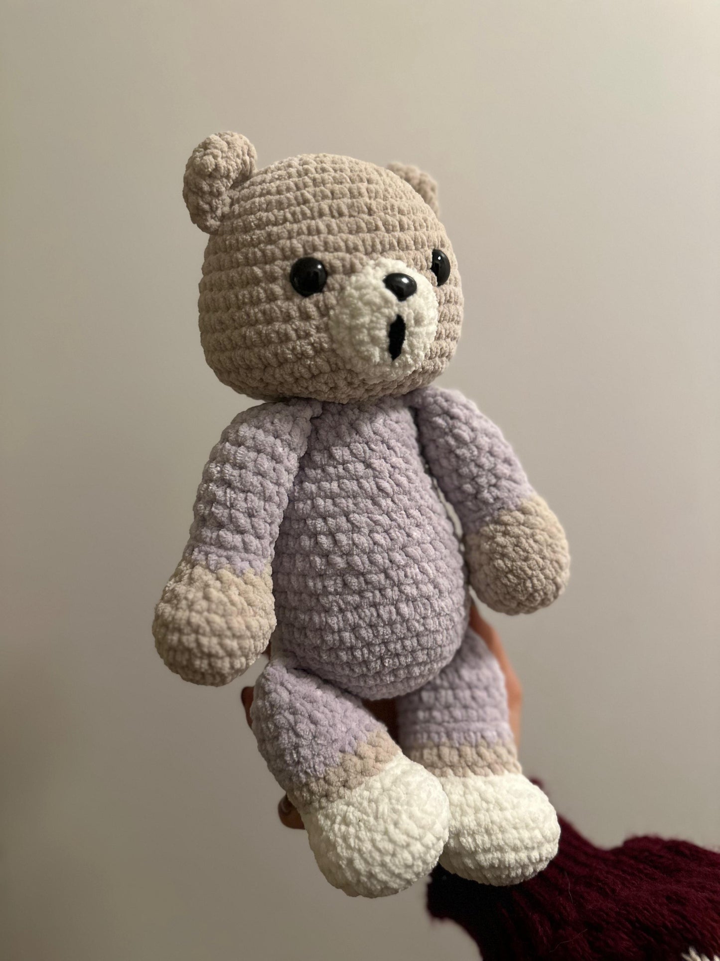 Handgemachter Kuschelbär – in Beige & Flieder