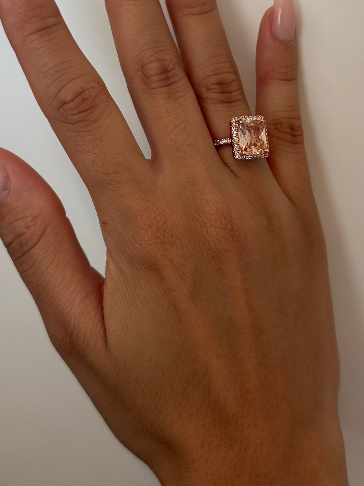 Eleganter Roségold-Ring mit quadratischem Zirkonia ✨