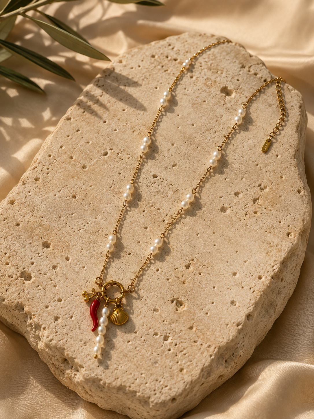 Perlen-Charm-Kette mit rotem Cornicello