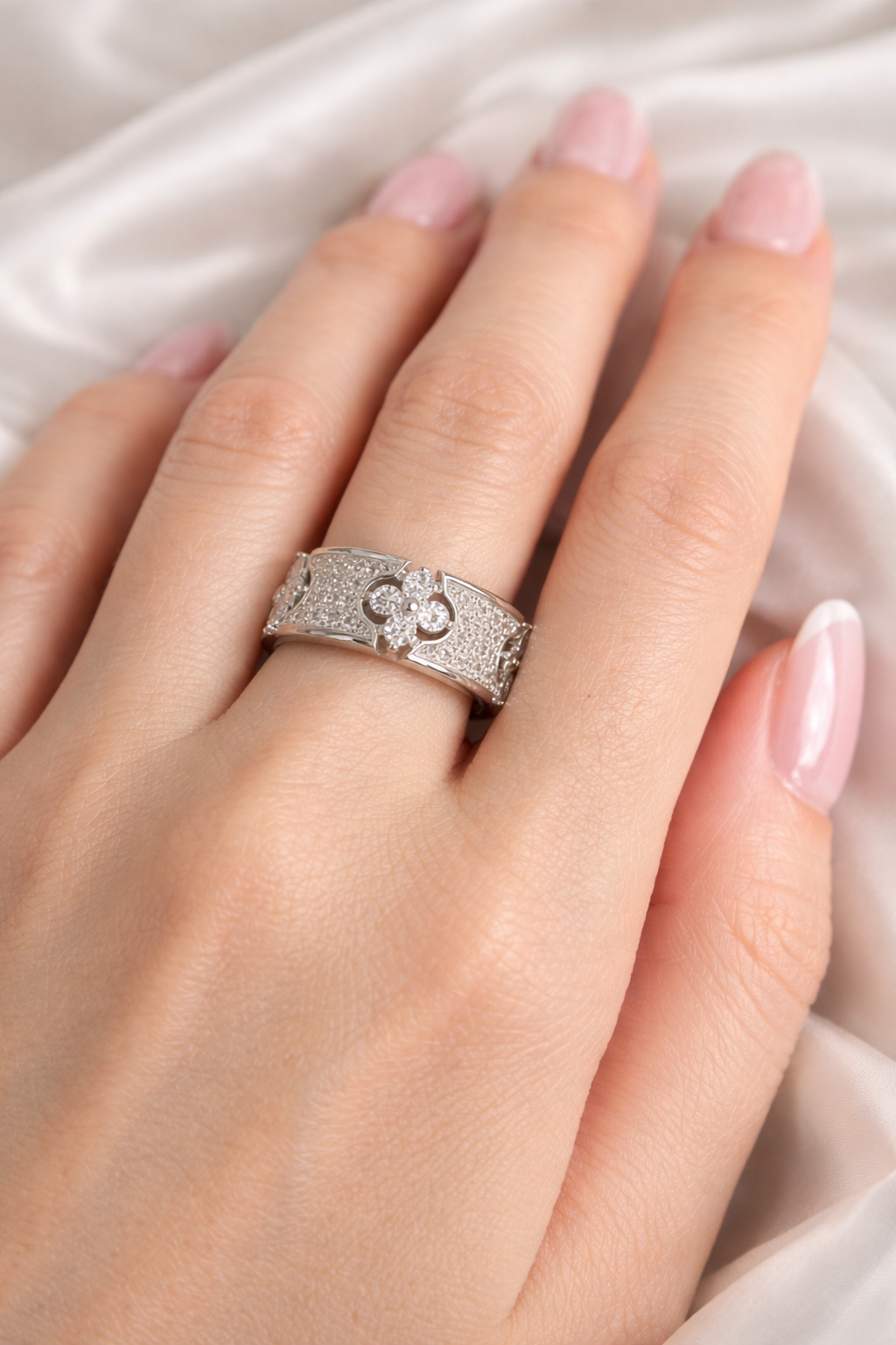 Verstellbarer Edelstahlring mit funkelnden Zirkonia – zeitlos & luxuriös