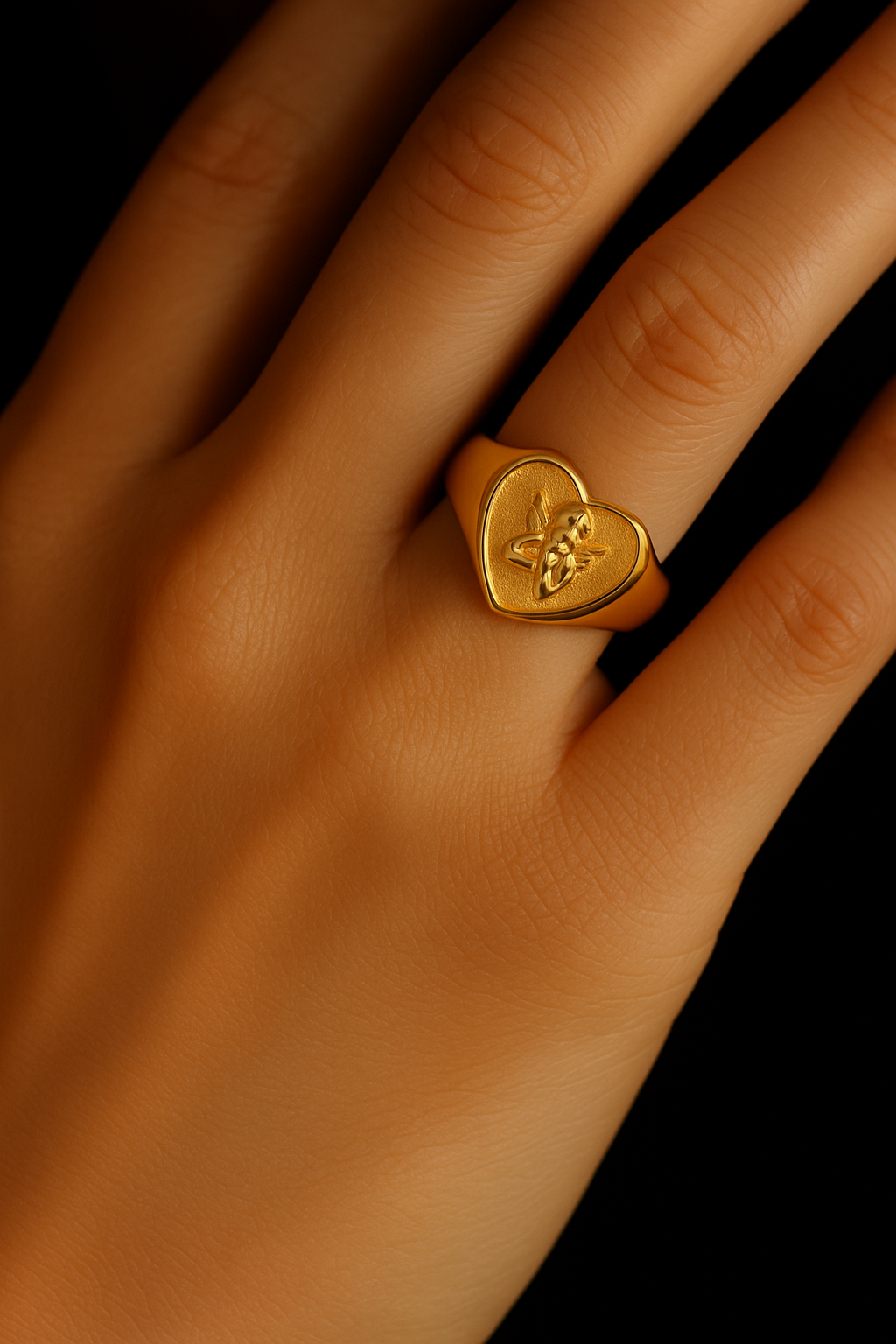 Ring in Herzform ist mit einem filigranen Engel-Motiv 🤍✨ in 2 Wocheb lieferbar