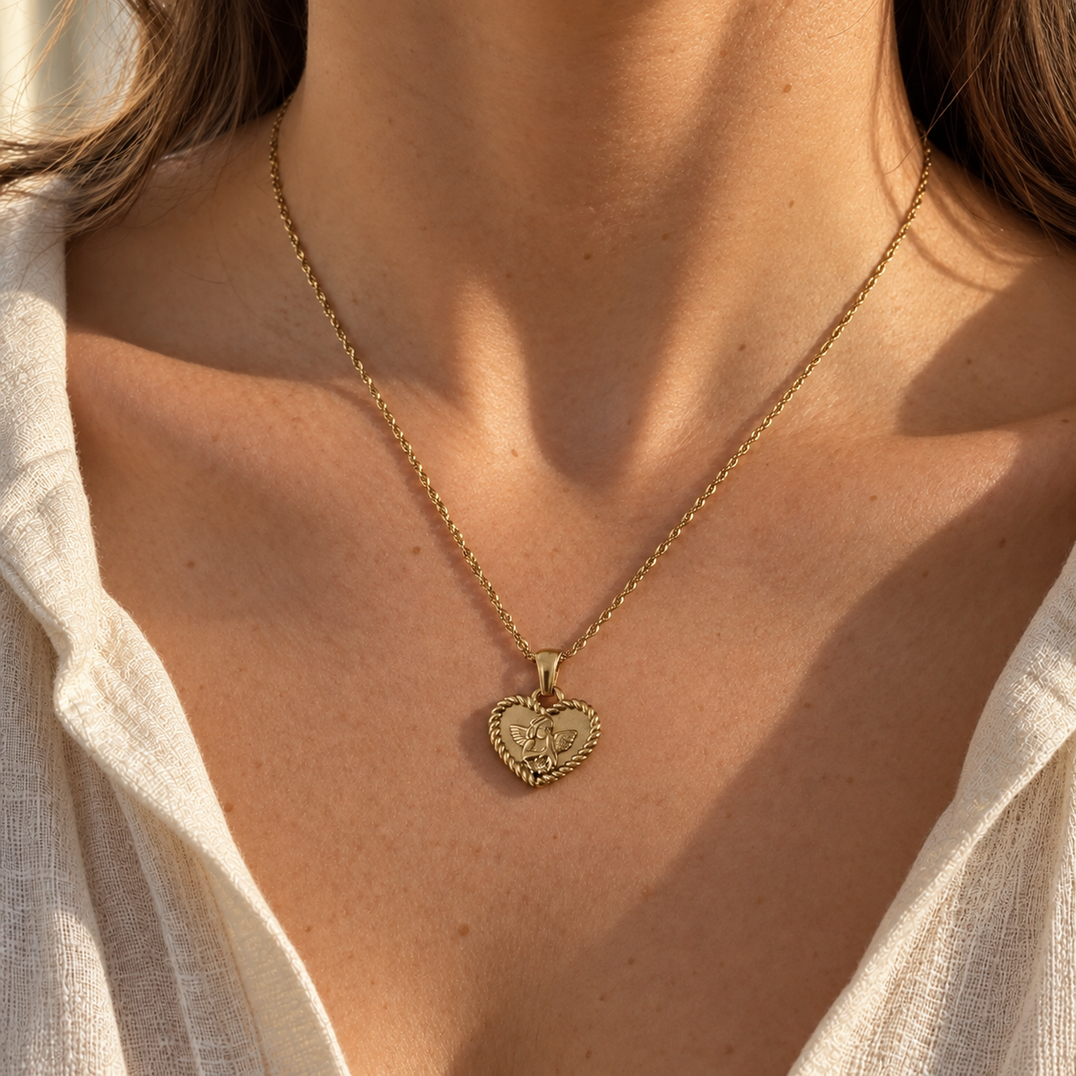 Angel Heart – goldfarbene Halskette mit Engelmotiv in