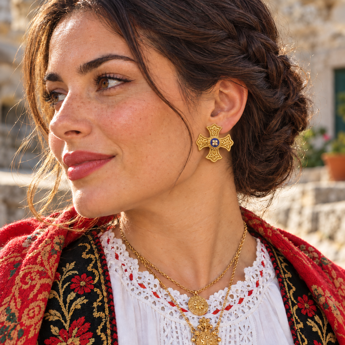 Traditionell Portugiesische Kreuz-Ohrringe mit blauem Detail – Goldfarben