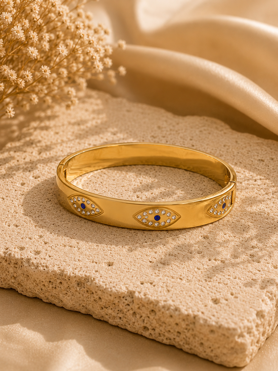 Goldener Armreif mit Evil-Eye-Details