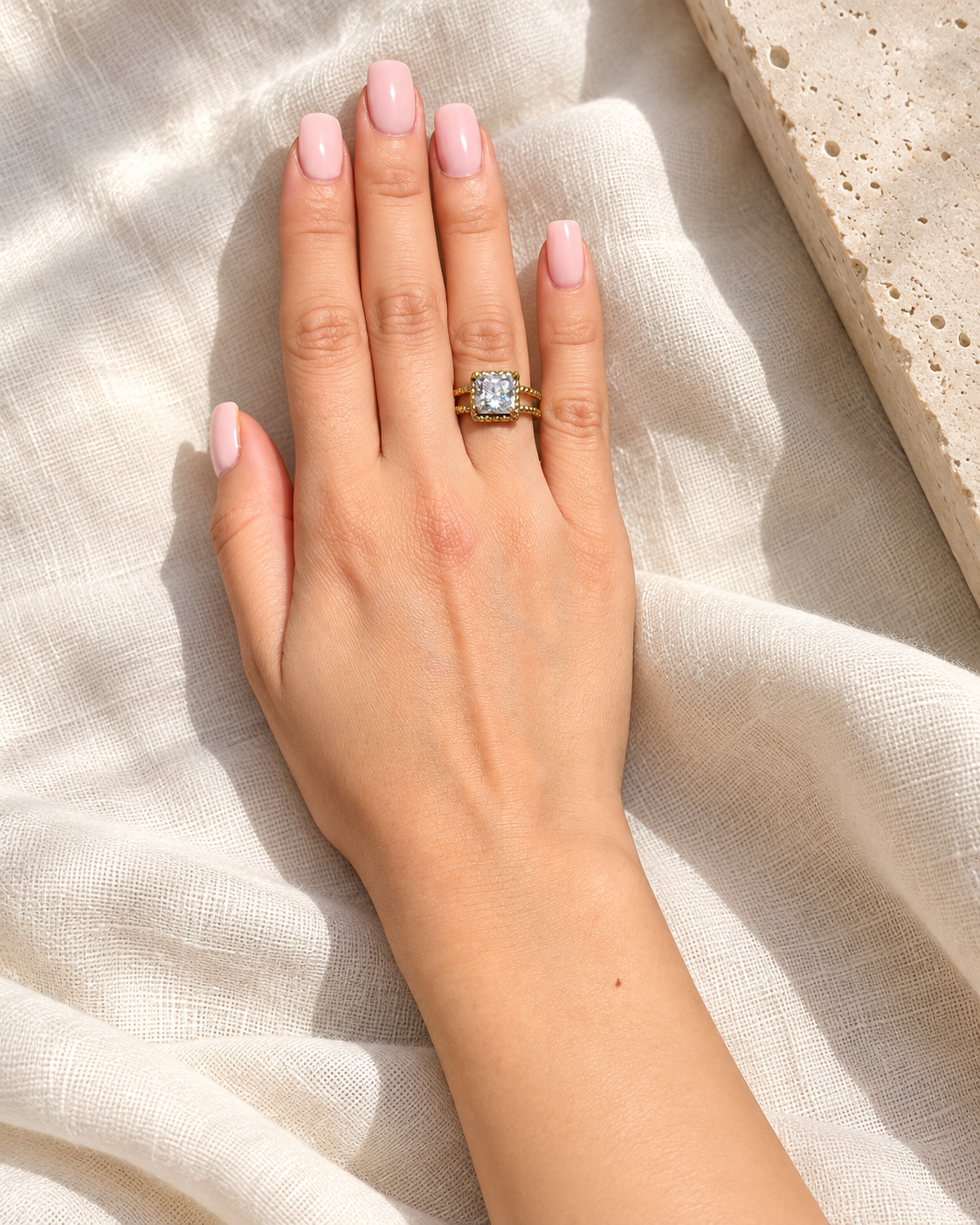 Goldfarbener Ring mit funkelndem Schmuckstein Grösse 7