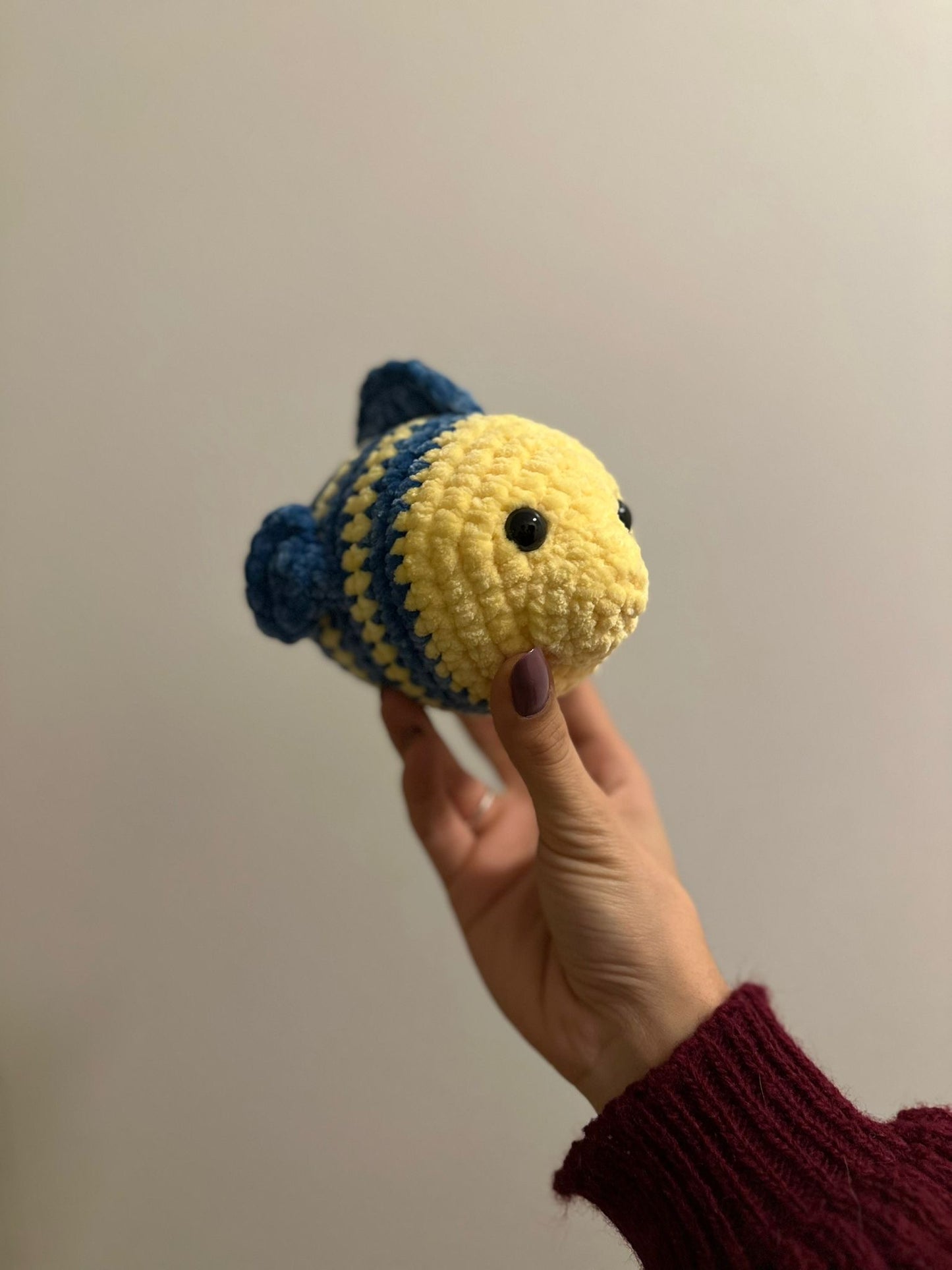 🐠 Handgemachter Plüsch-Fisch – blau/gelb