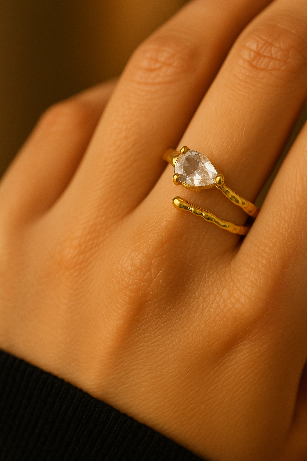 Goldener Edelstahl-Ring mit Kristallstein – verstellbar ✨