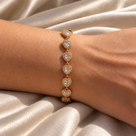 Heart Glow – Goldfarbenes Herzarmband
