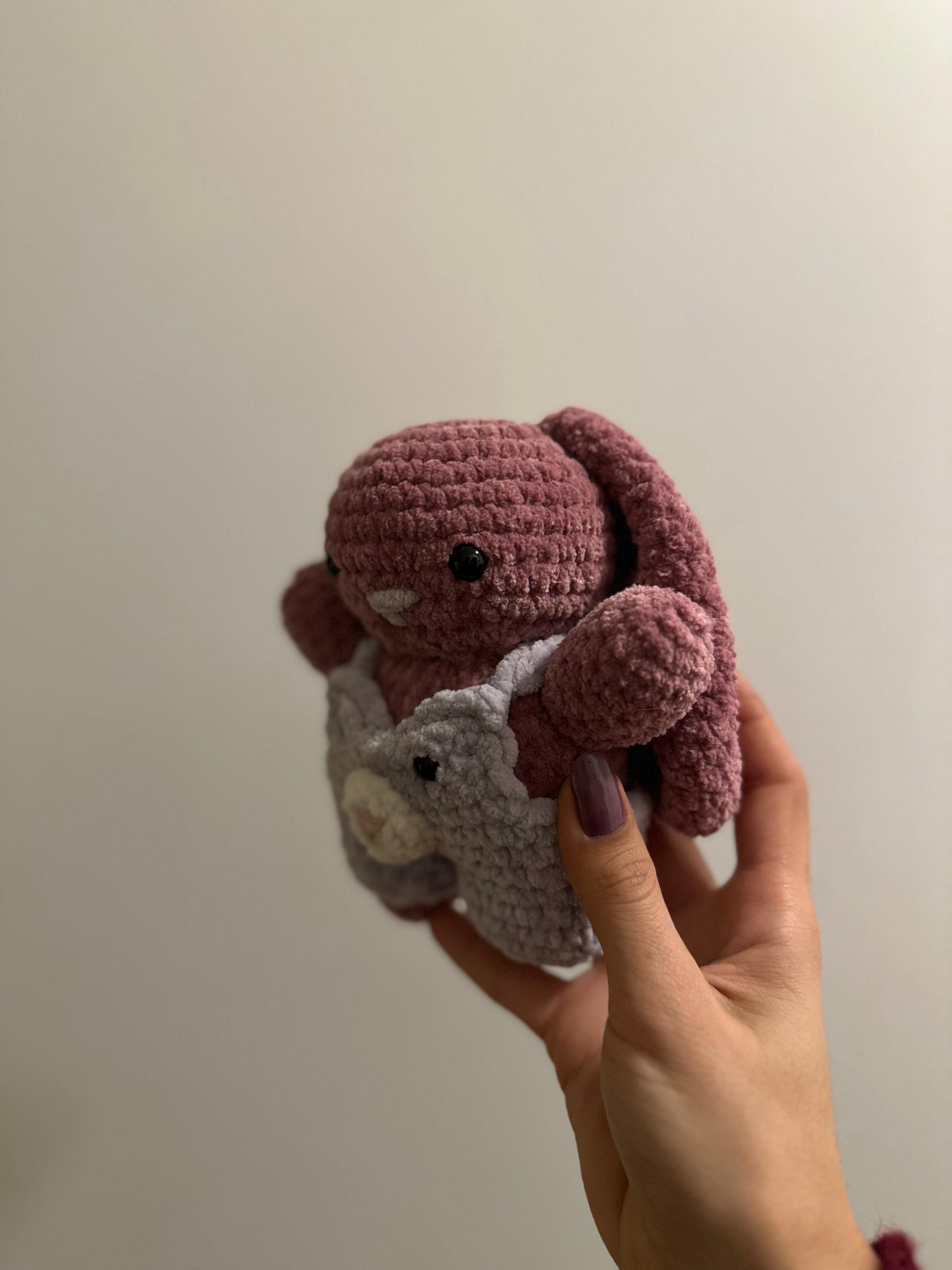 💕 Handgemachtes Häschen im Kuschel-Overall – mit Liebe gehäkelt