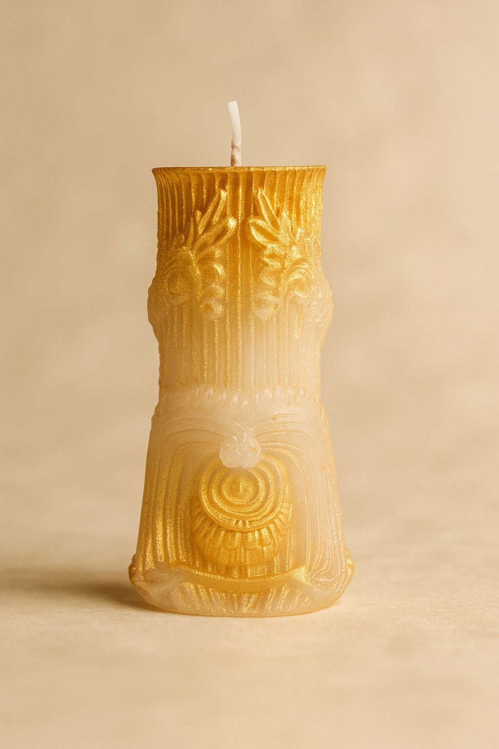 🕯 Römische Eleganz – Handgegossene Bienenwachskerze mit goldenen Akzenten