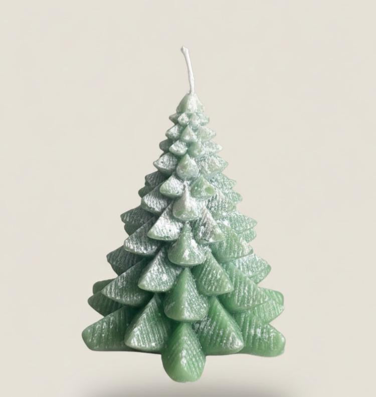 Tannenbaum-Kerze mit Winterglitzer – 🌲 Handgegossen aus Bienenwachs