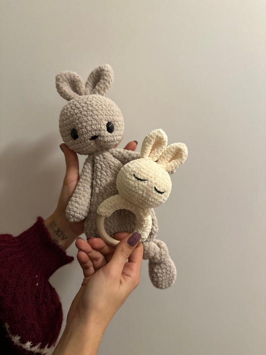 Handgemachtes Häschen-Set – Kuscheltier & Rassel