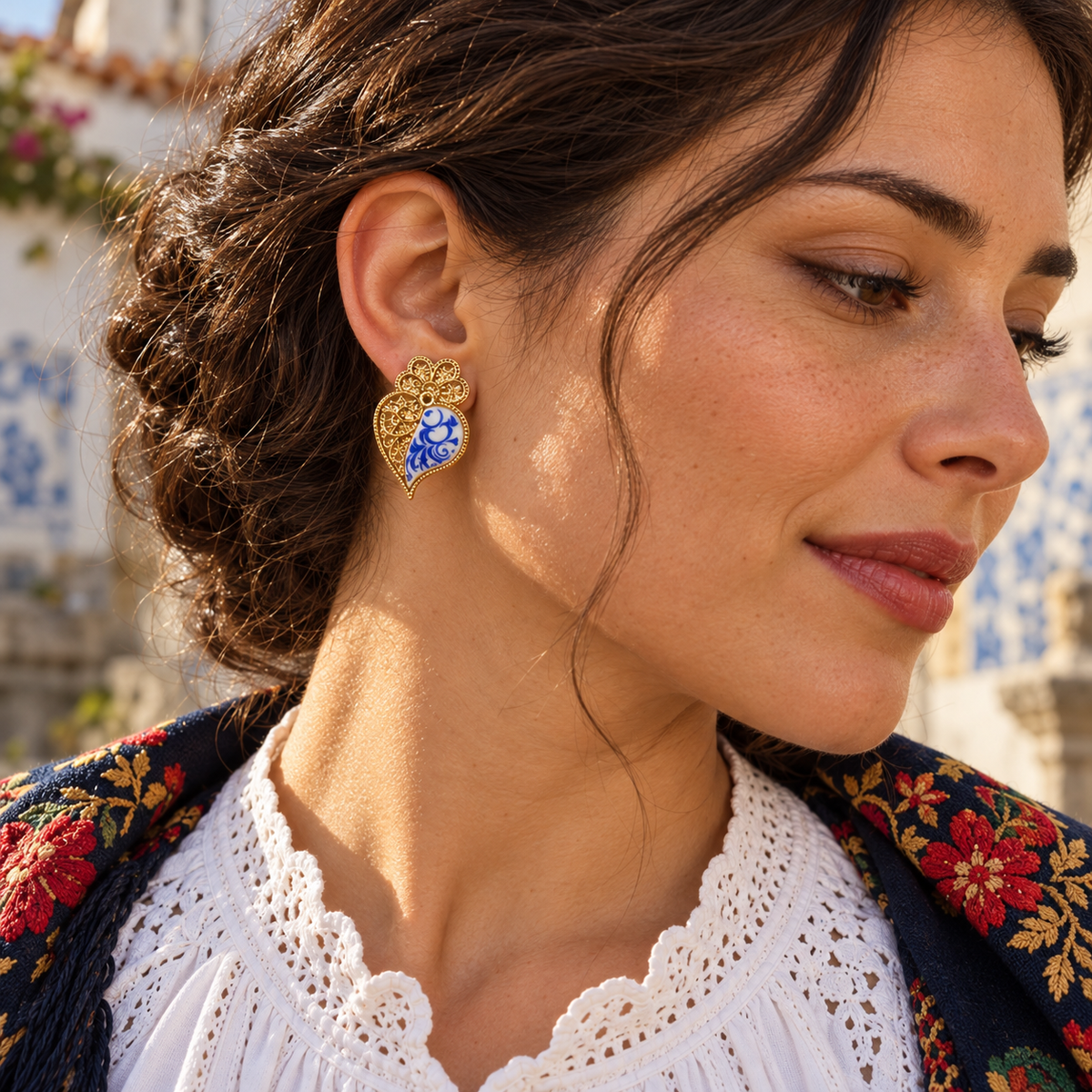Ohrringe «Viana» – Goldfarben & Blau-Weiss