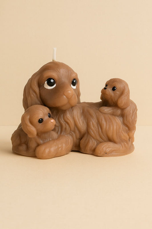 Hundekerze mit Welpen – handgegossene Bienenwachskerze