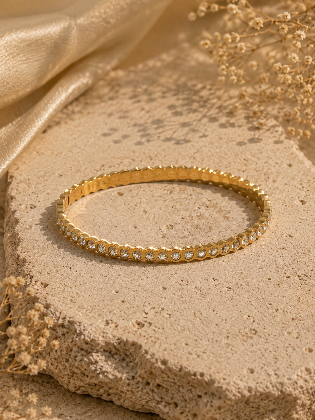 Edelstahl Armreif mit funkelnden Zirkonia-Steinen – Gold