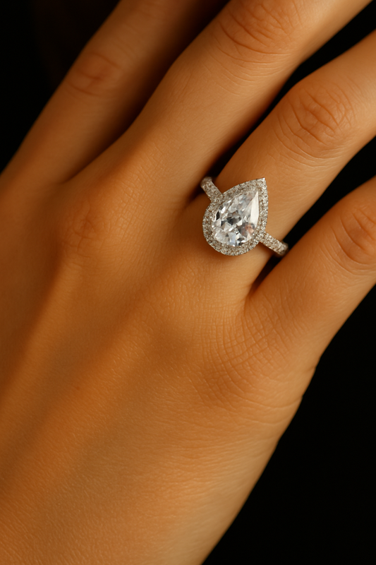 Eleganter Tropfenform-Ring mit funkelndem Zirkonia ✨