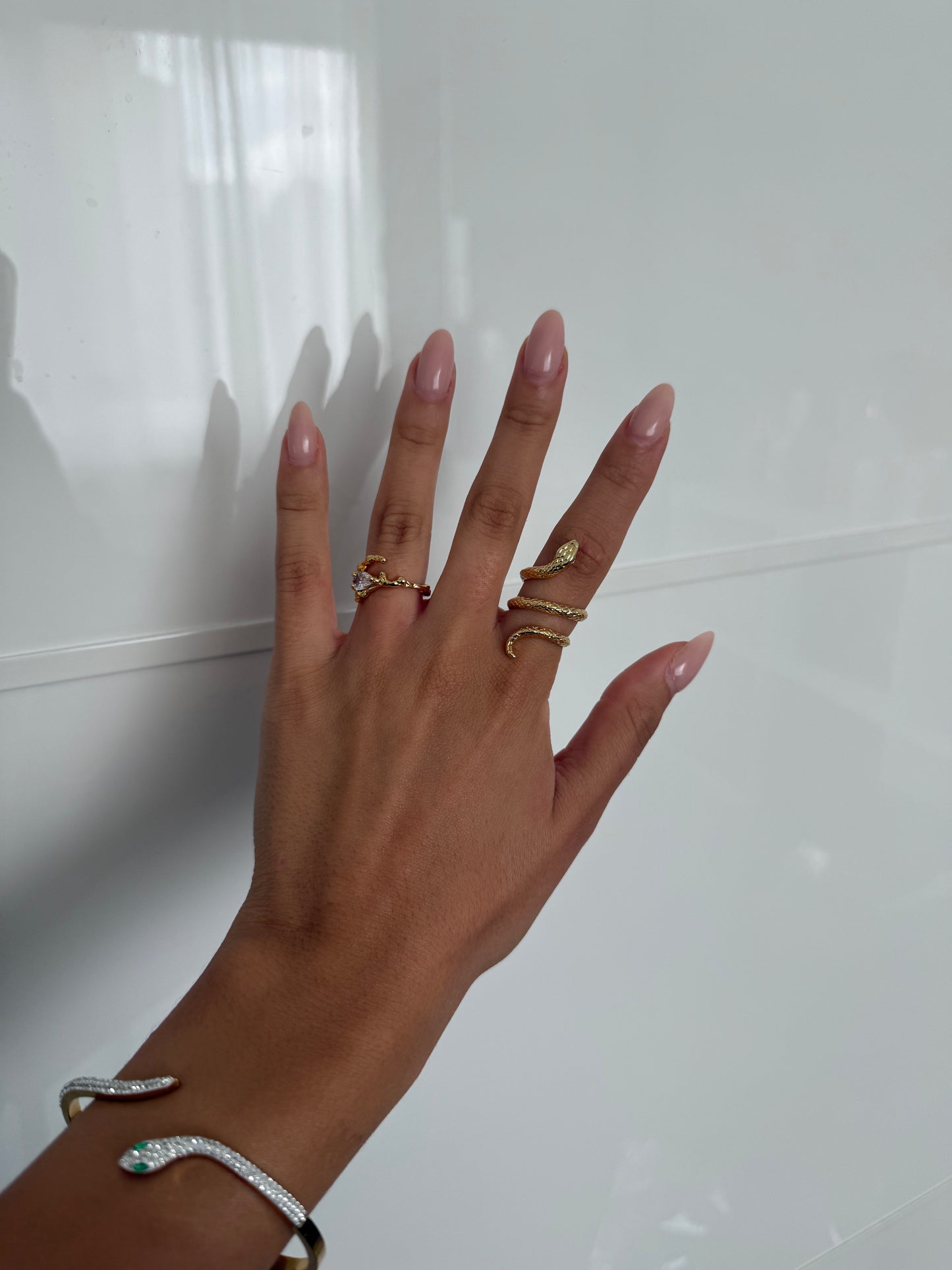 Eleganter Schlangen-Ring aus Edelstahl mit Zirkonia – wasserfest & verstellbar