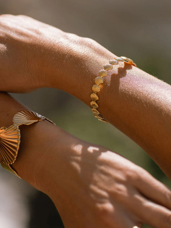 Golden Shells – Verstellbarer Muschel-Armreif