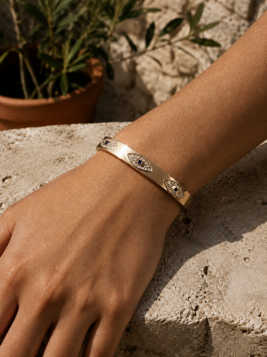 Goldener Armreif mit Evil-Eye-Details