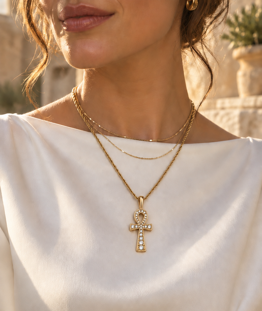Ankh Glow – goldfarbene Kette mit Schmucksteinen