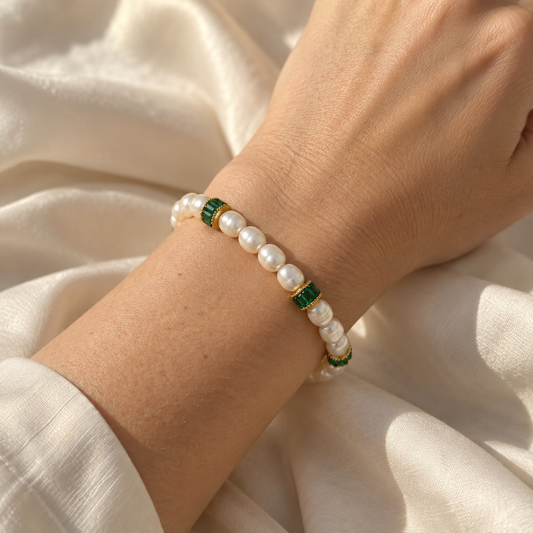 Elegantes Perlenarmband mit grünen Akzenten – Edelstahl vergoldet