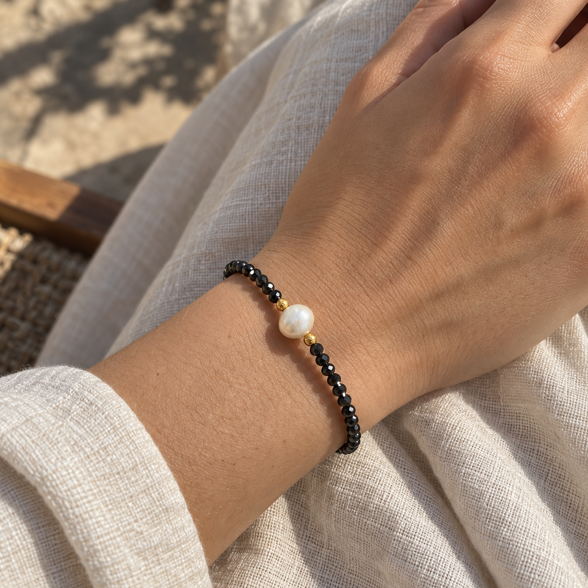 Armband mit schwarzen Facettenperlen & Perlenakzent
