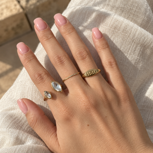 Duo Sparkle – goldfarbener Ring mit zwei Steinen