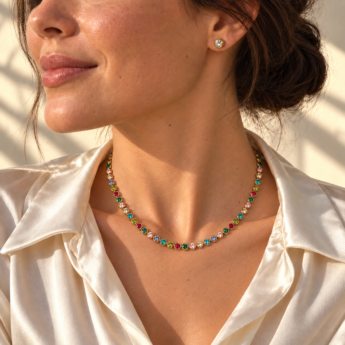 Rainbow Glow – Goldfarbene Halskette mit bunten Steinen + Ohrringe