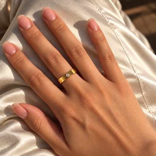 Éternelle – Goldfarbener Ring mit funkelnden Details
