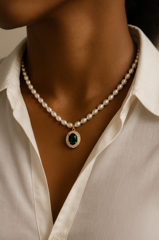 Perlenkette mit grünem Kristallanhänger – Edelstahl & echte Süsswasserperlen ✨