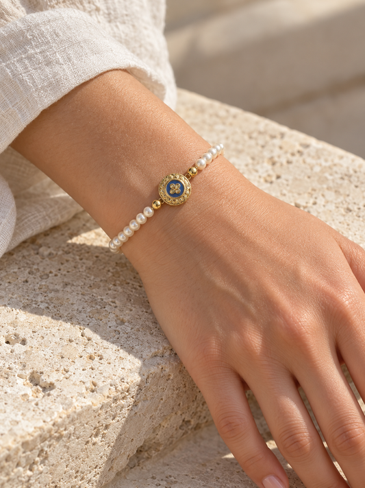 Perlenarmband mit blau-goldenem Zierelement