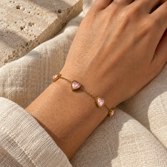 Herzarmband mit rosa Schmucksteinen – Goldfarben