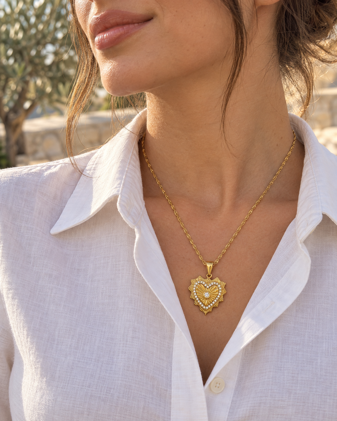 Halskette „Amor“ – Goldfarbenes Herz mit funkelnden Details